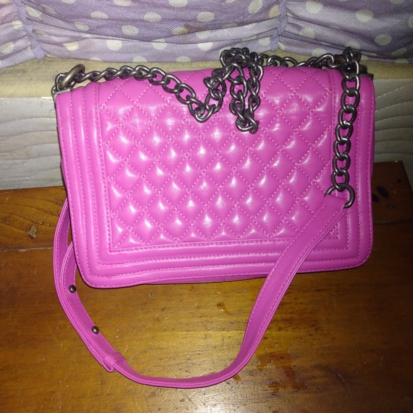 Leather magenta handbag with metal glass closure and metal chain embellish strap - Picture 9 of 13